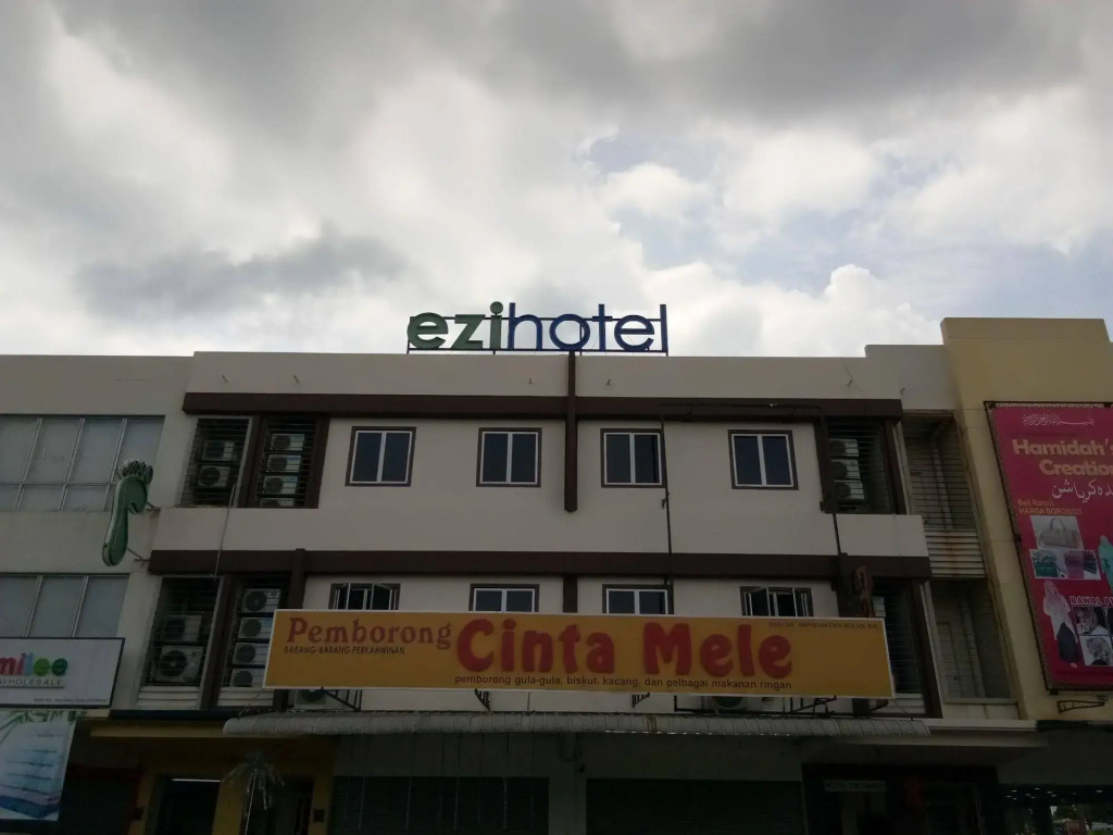 OYO 89407 EZI Hotel