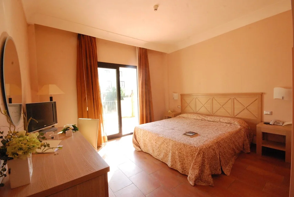 Classic Double room with garden view (full double bed)
