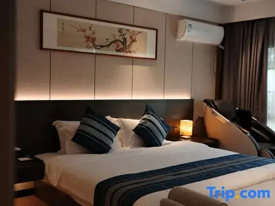 1 Bedroom Deluxe Double Suite with lake view (full double bed)