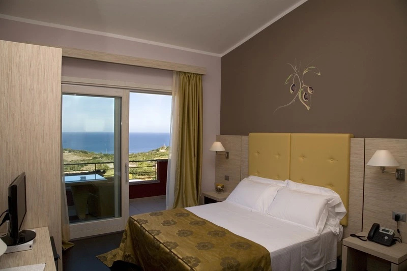 Classic Double room with balcony (full double bed)