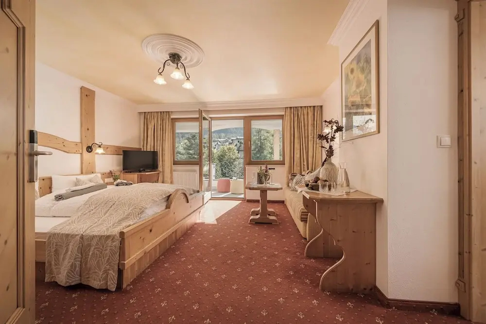 Standard Double room with balcony and with mountain view (full double bed)