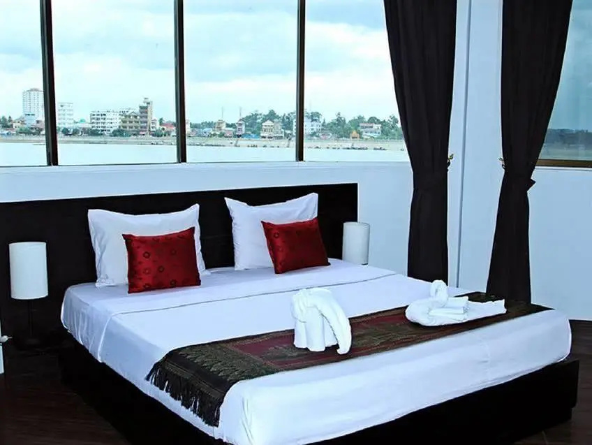 Deluxe Double room with river view (full double bed)