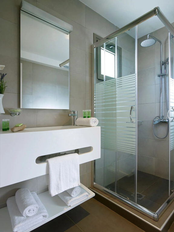 Standard Triple room with garden view