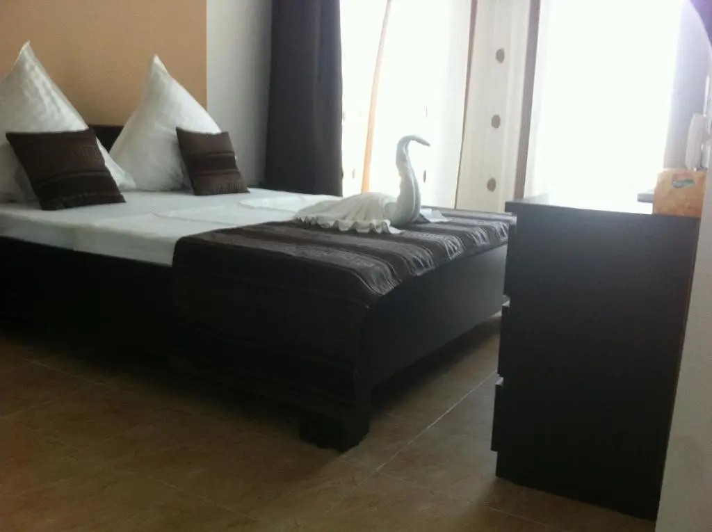 2 Bedrooms Apartment with balcony and with partial sea view