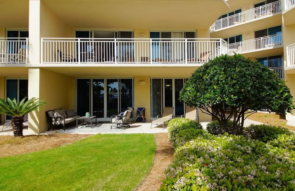 Waterscape C200 - 3 Br condo by RedAwning