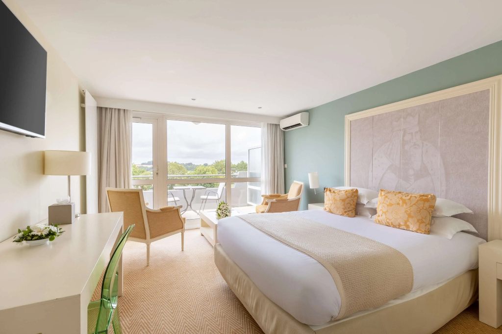 Double Junior Suite with lake view (full double bed)
