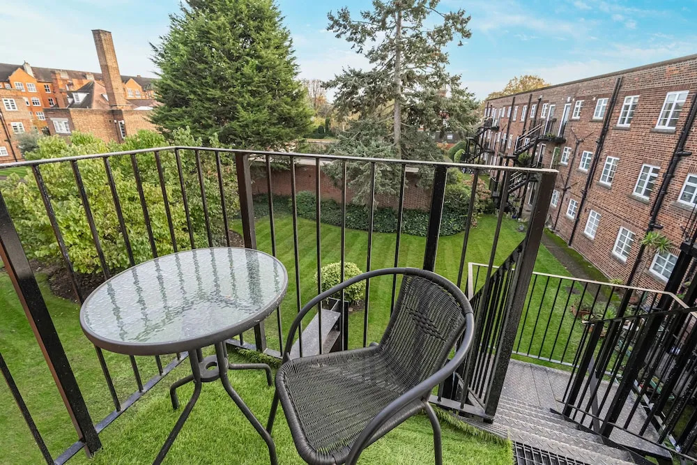 Charming Chiswick Flat by Underthedoormat, London