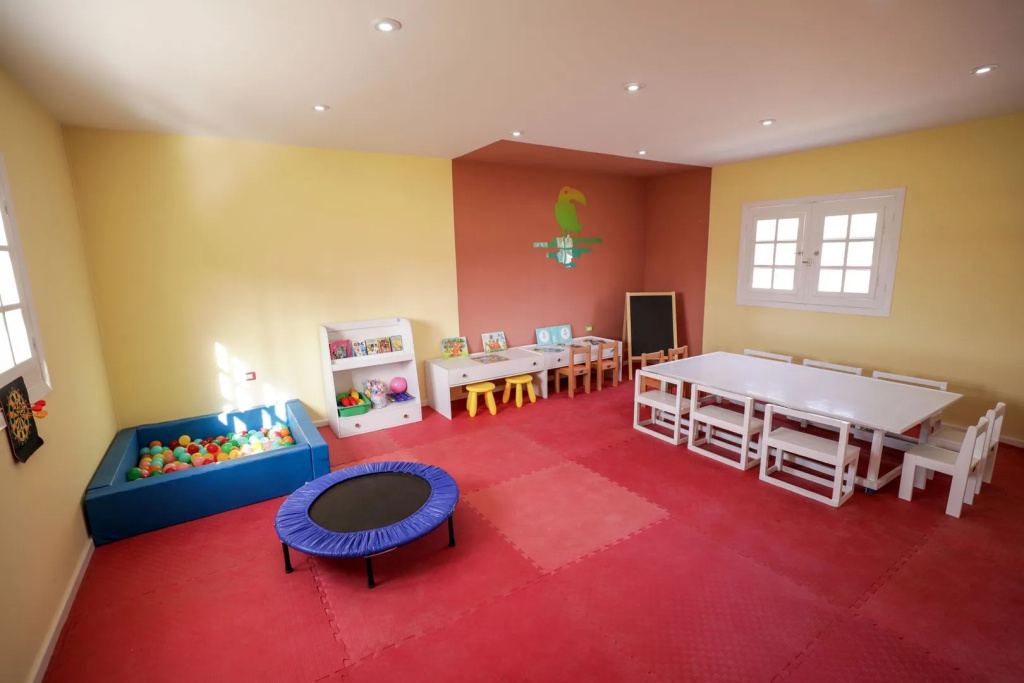 Calimera Blend Paradise: Bright indoor children's playroom with a ball pit, small trampoline, toys, and child-sized tables and chairs.