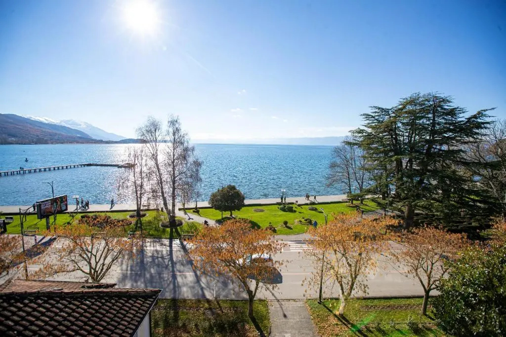 Standard Double room with lake view (full double bed)
