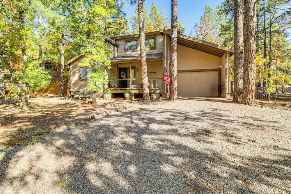 Spacious Cabin w/ Deck: 7 Mi to Show Low!