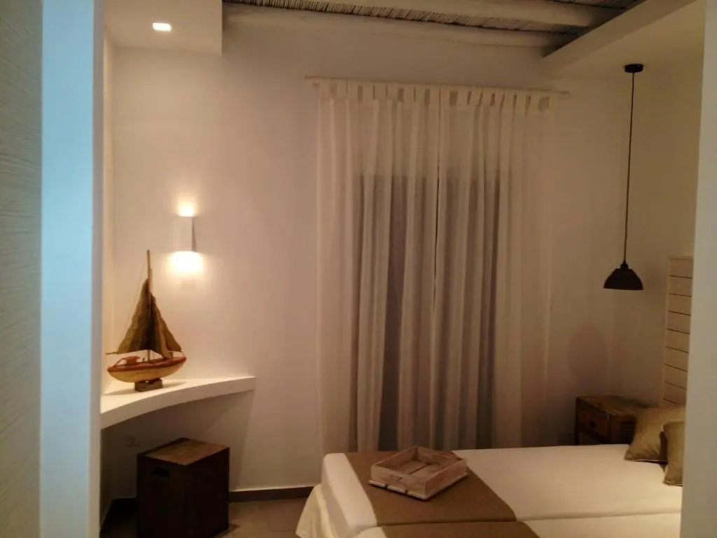 Deluxe Double room (full double bed)