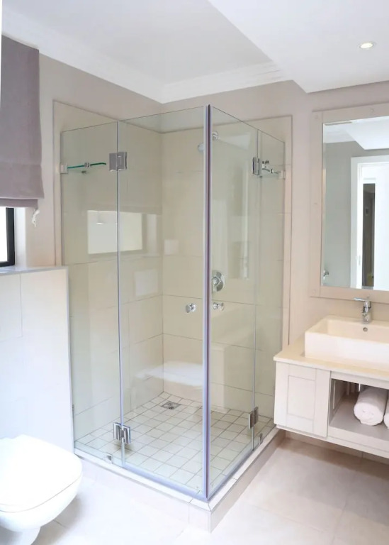 雙人床的兩臥房尊爵四人別墅