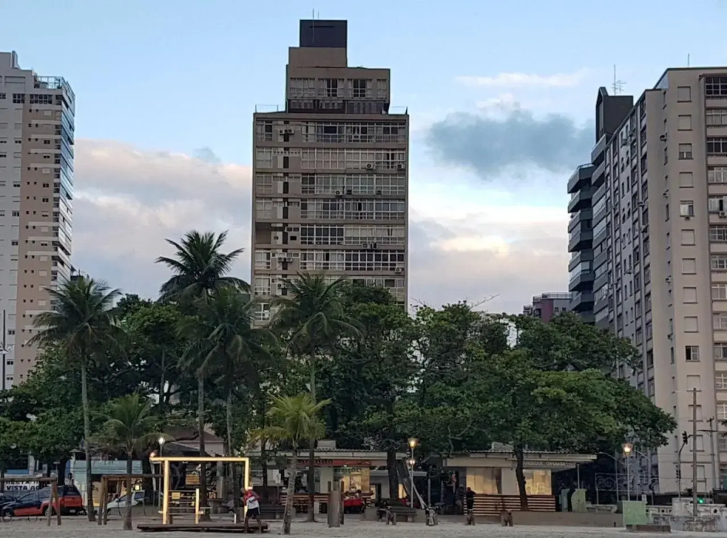 A melhor vista de Santos para 5 pessoas pé na areia