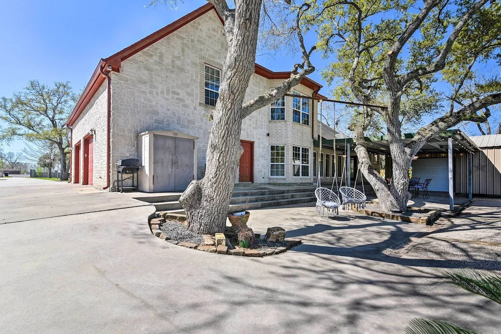Waterfront Family Home w/ Patio in Hitchcock