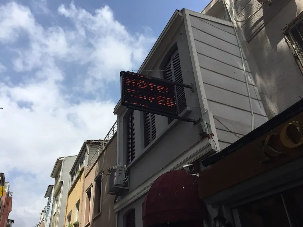 Bufes Hotel — фото