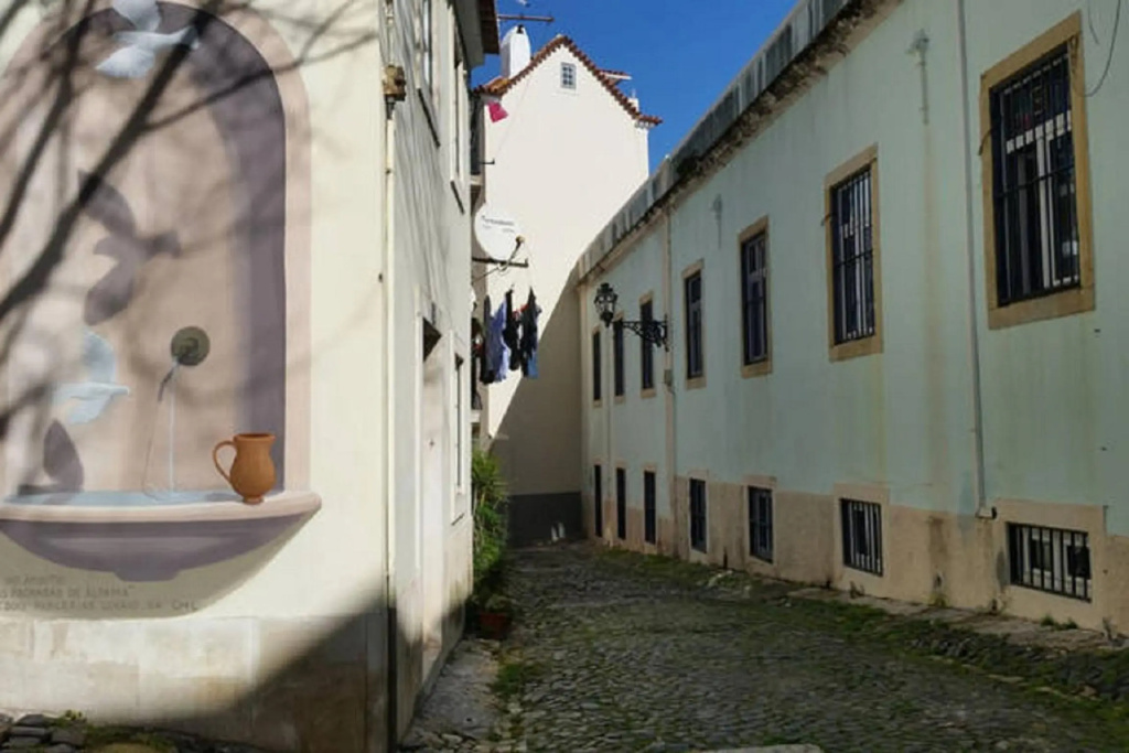 Alfama T1 Travel