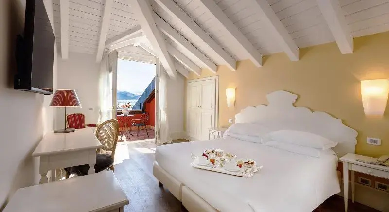 1 Bedroom Standard Double room with balcony (full double bed)
