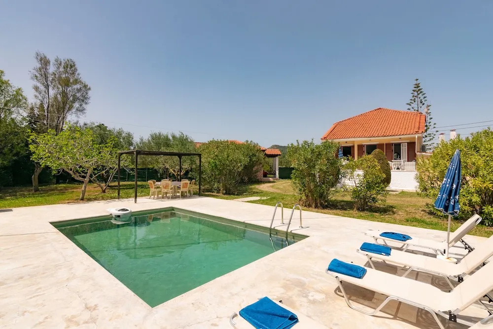 4 Bedrooms Villa with garden view