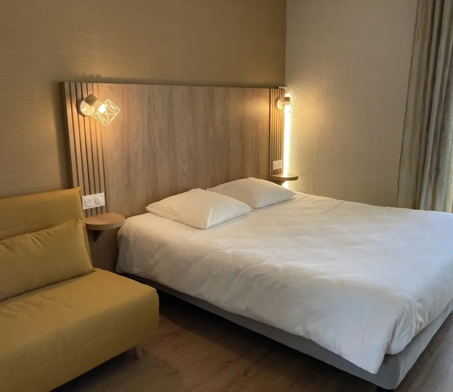Standard Triple room with courtyard view