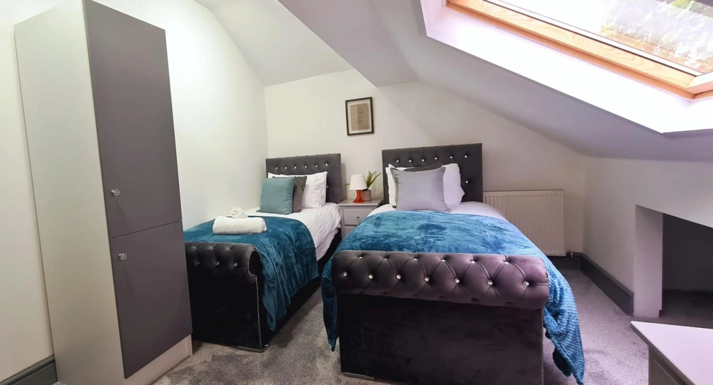Modern Stays - Hamilton House (8 Bedroom, Up to 14 beds, Free Parking)