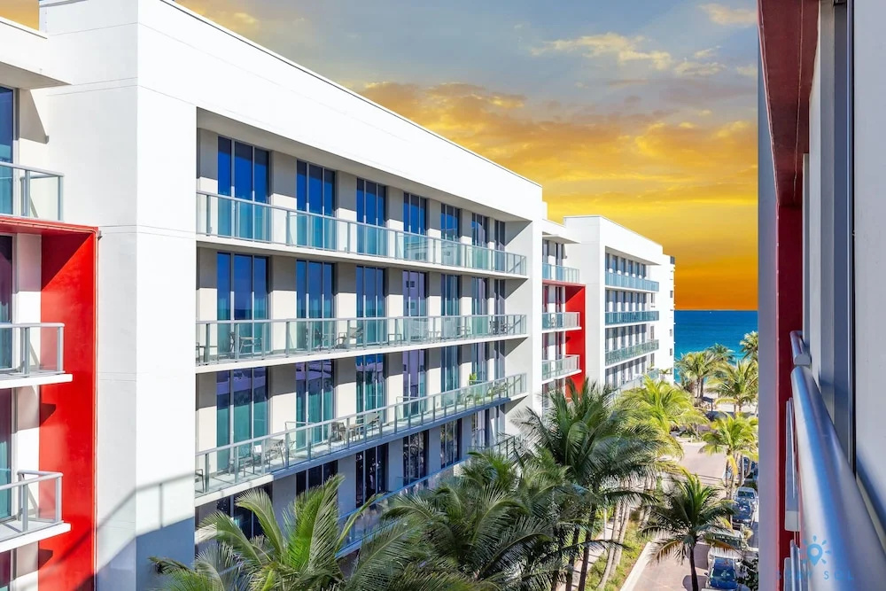 Hollywood Beach Modern Studio Rooftop Pool