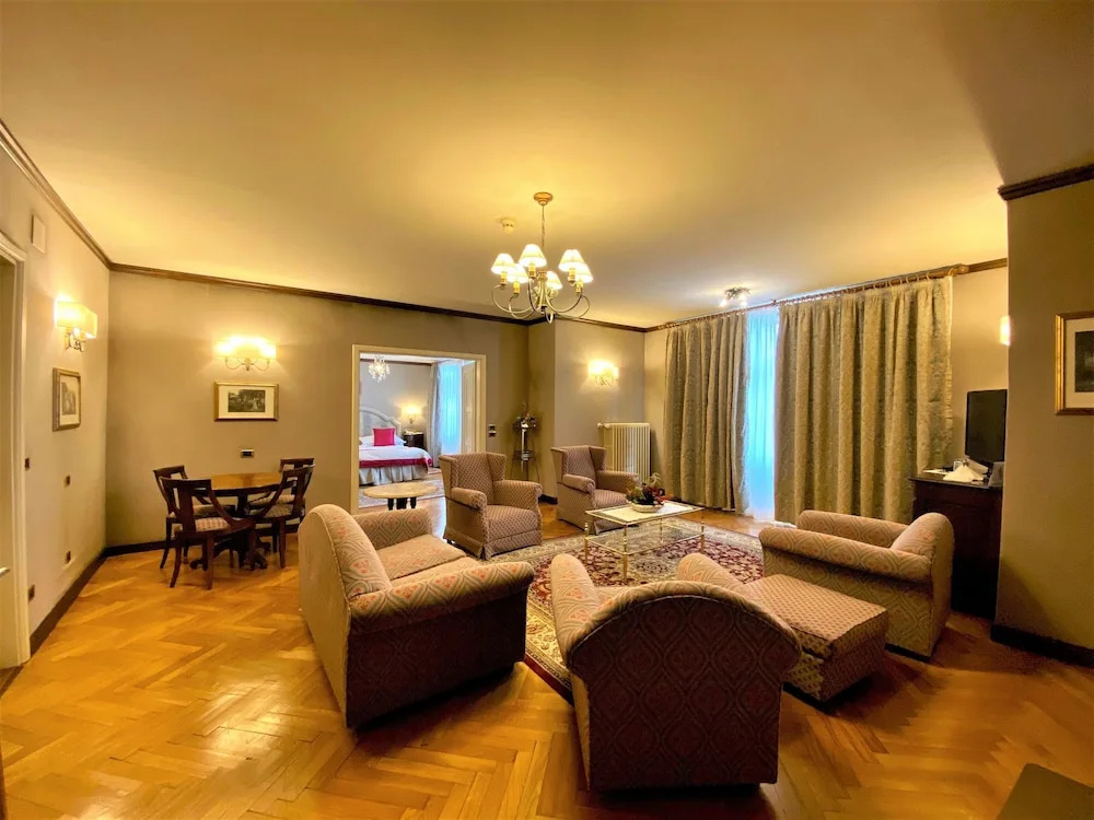 Presidential Double Suite full double bed