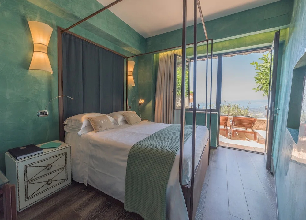 1 Bedroom Deluxe Double room with bay view (full double bed)