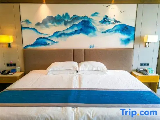 Deluxe Quadruple room with city view
