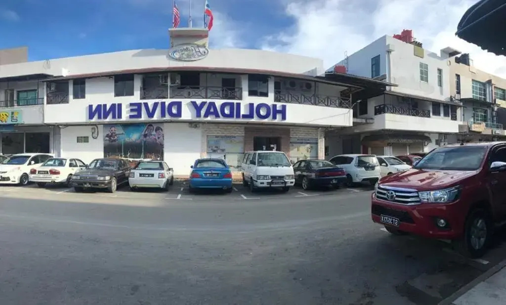 OYO 90576 Holiday Dive Inn