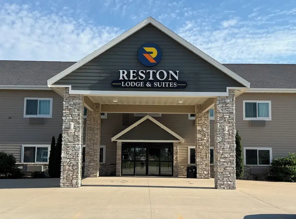 Reston Lodge & Suites