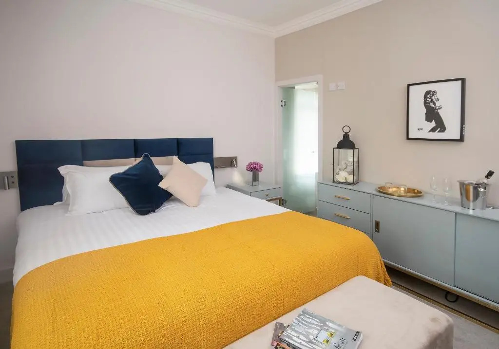 Deluxe Double room (full double bed)