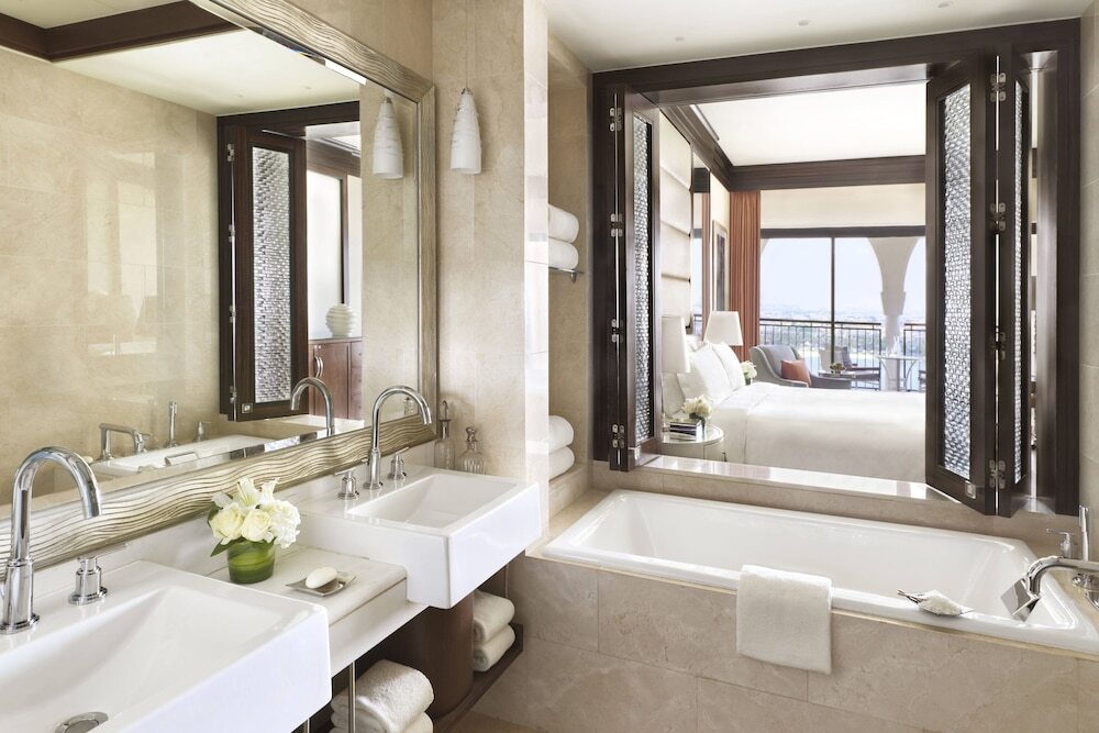The Ritz-Carlton Abu Dhabi, Grand Canal