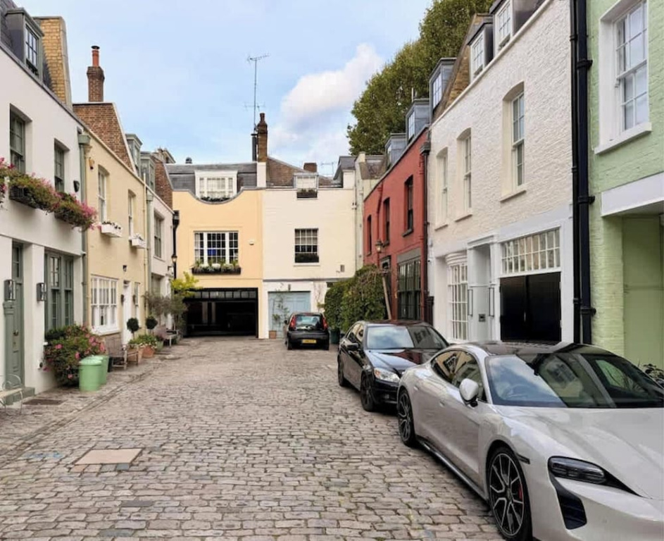 10 Mins Walk to Harrods Belgravia Mews House