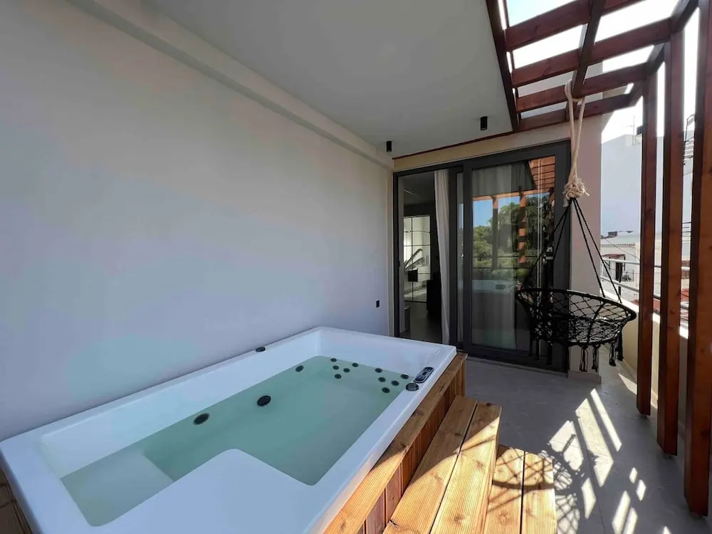 Senaon Urban Living Euphoria With Jacuzzi