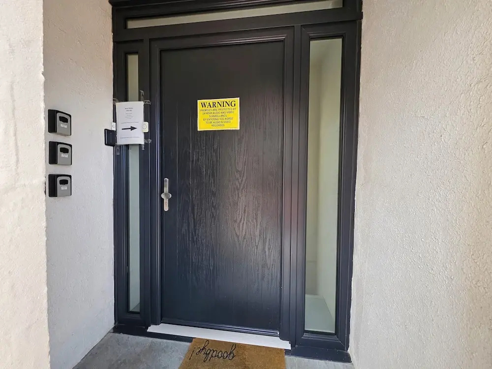 Basement 2 Bed Appartment with EVCharger