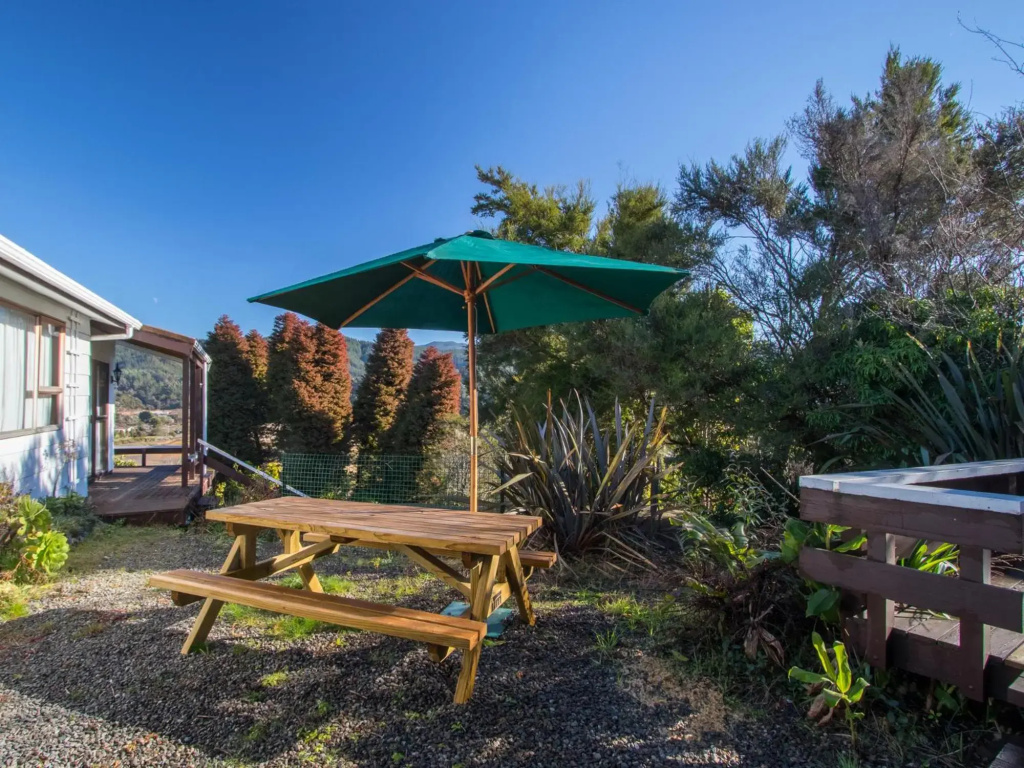 Beach House on the Ridge - Kaiteriteri Holiday Home