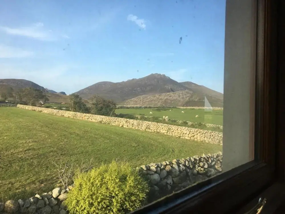 Sea & Mountain View-garden-wi-fi-parking- Sleeps 4