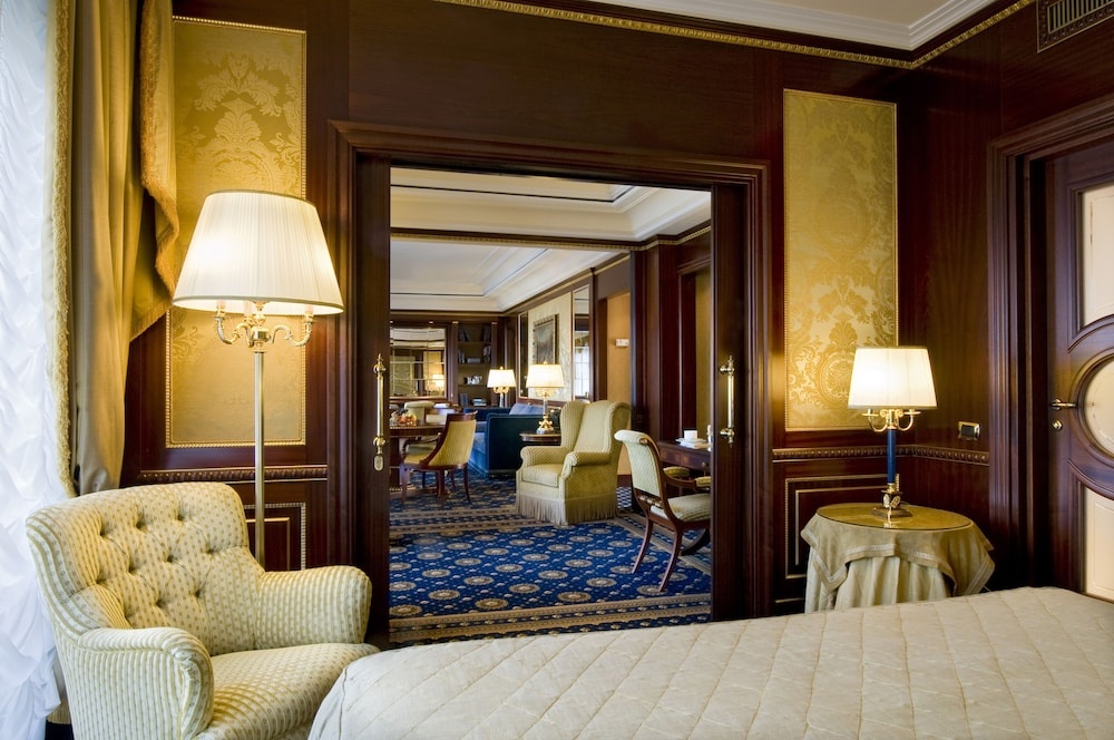 Presidential Double Suite with lake view (full double bed) (jacuzzi)
