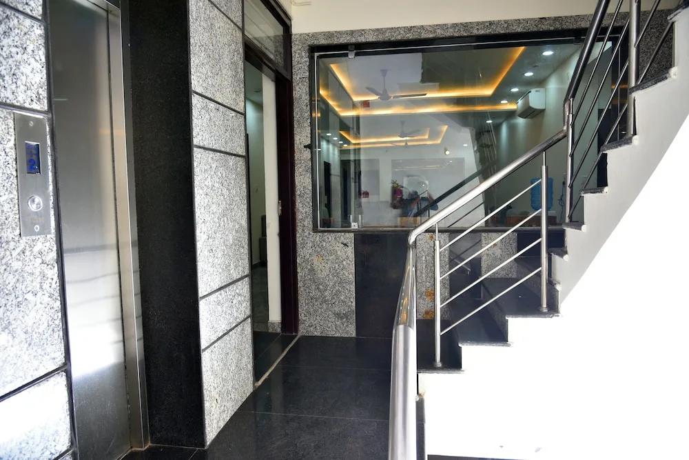 Lobby & Reception