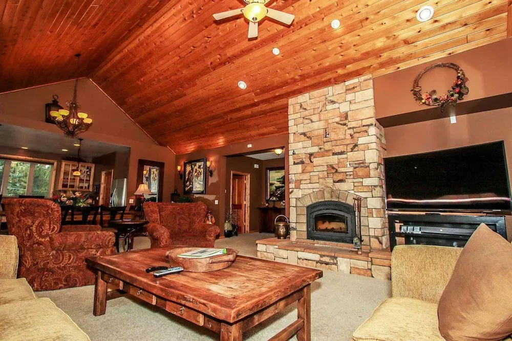 Snow Summit Chalet 1086 by RedAwning