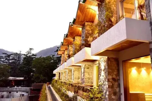 Season Hotel