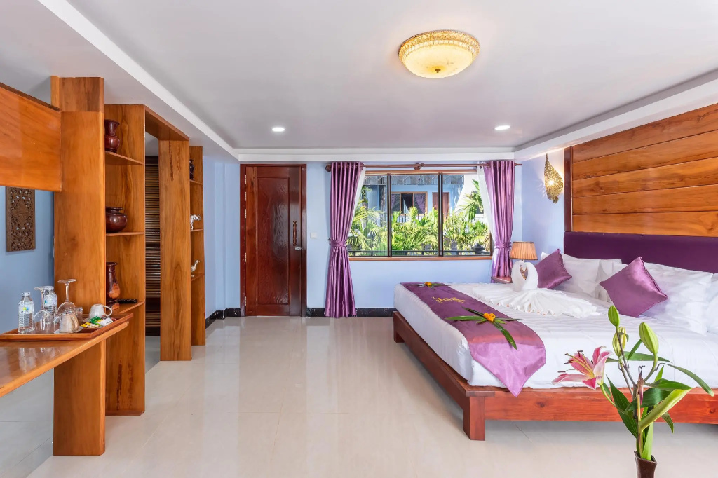 Deluxe Double room with pool view (full double bed)