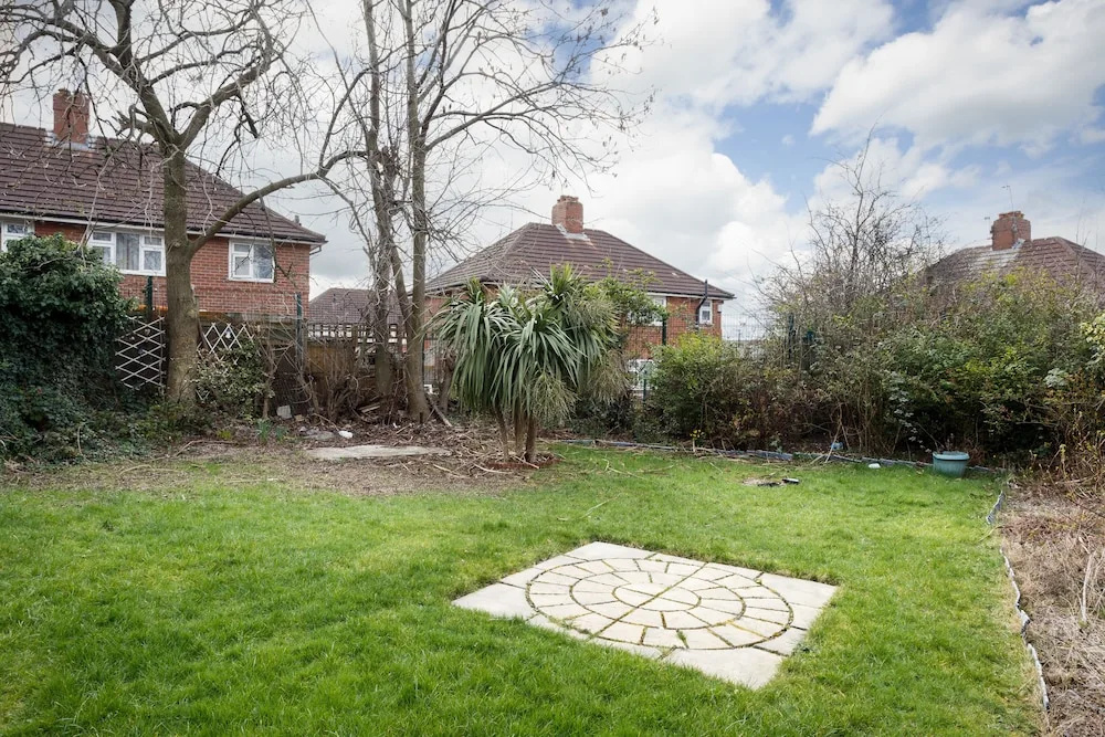 Two-bed House Sleeps 5 With Large Garden & Parking