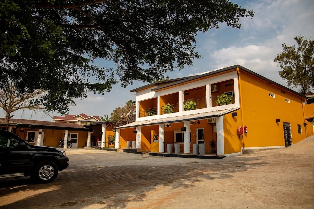 La Villa Cafe & Suites