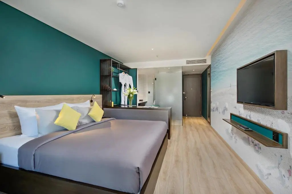 Premier Double room with balcony and with city view (full double bed)