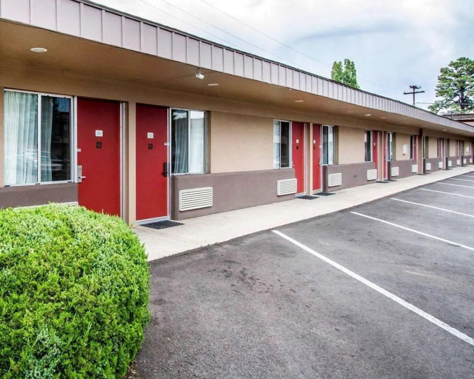 Econo Lodge University