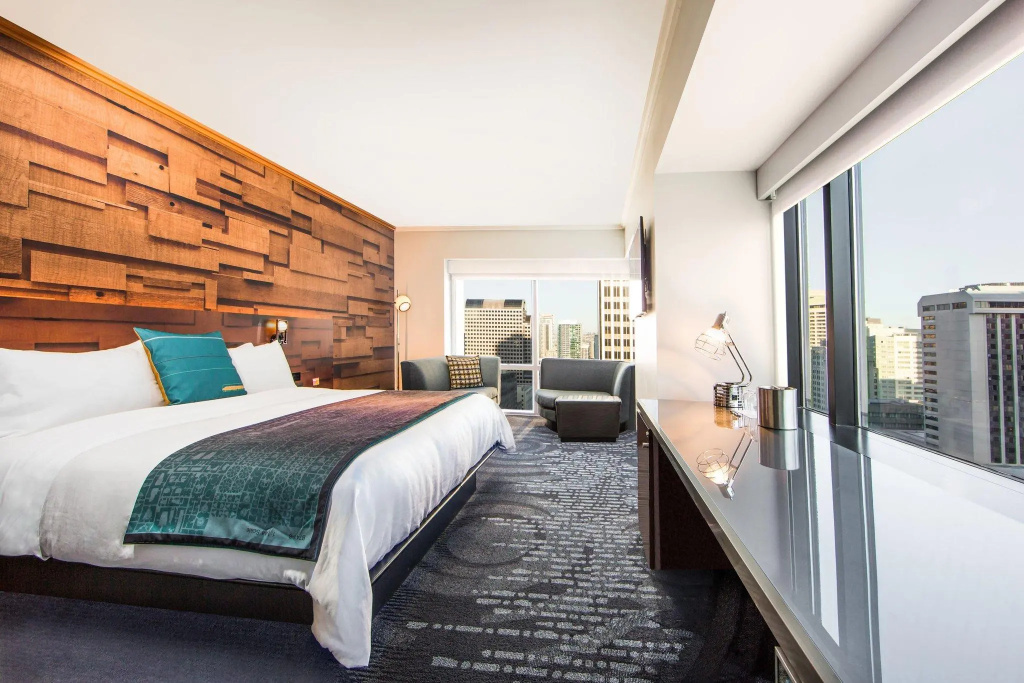 Double Suite with city view (full double bed)