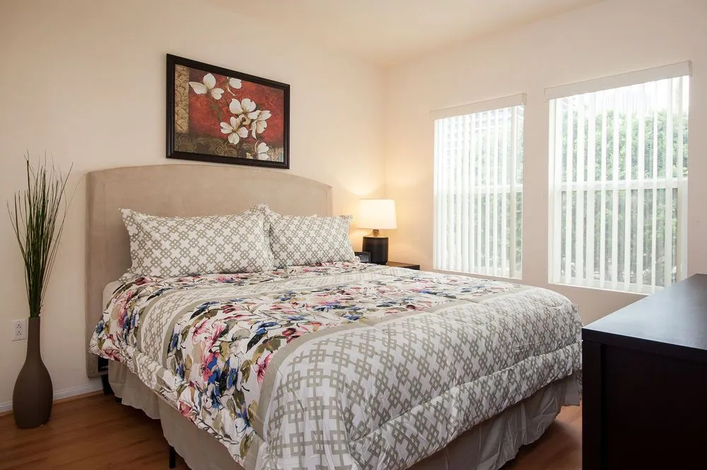 Sunshine Suites at 909 West Temple Street - Général