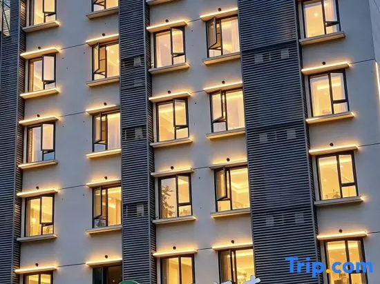 Muzi Hotel (Leshan High-Speed Railway Station Jiaxing Road Food Street)