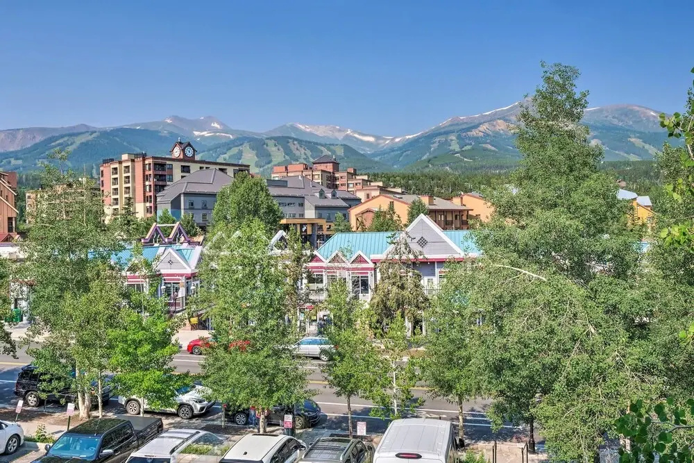 Main St Condo in Tannhauser With Balcony!